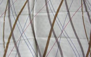 Asustekangas,beige-ruskea sävyinen. Pit. 130 cm, lev. 150 cm