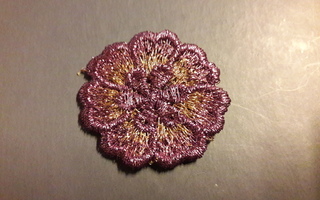 Brodeerattu kukka  violetti