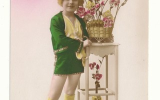 Lapsi ja kukkapöytä - vanha kortti