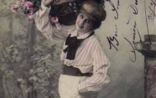 LAPSI / Poika käsi taskussa kukkakori olkapäällä. 1900-l.