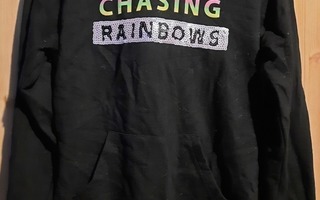 Chasing rainbows huppari isolla taskulla