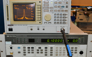 Signaaligeneraattori HP8657A 100kHz-1040MHz OCXO