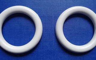 Kaksi valkoista muovista rengasta 5 cm (ulko) 3,7 cm (sisä)