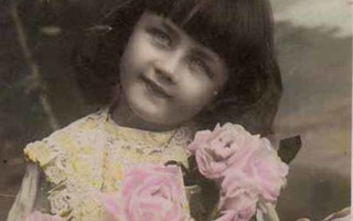 LAPSI / Romanttisen suloinen pieni tyttö ja ruusut. 1900-l.
