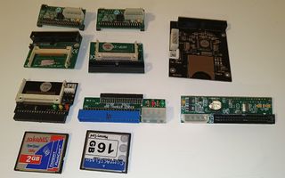Erä IDE, SATA, CF ja SD adaptereita + 2x CF korttia