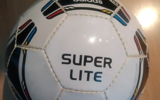 Jalkapallo Adidas Superlite 5-koko.