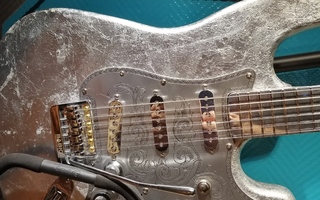 Myydään custom stratocaster