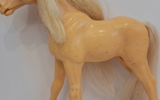 Barbien hevonen keltainen
