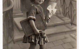 KOULU / Lierihattuinen tyttö koulun aulassa. 1920-l.
