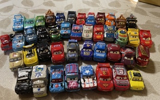 43 erilaista Cars Mini Racers autoa (metallia)