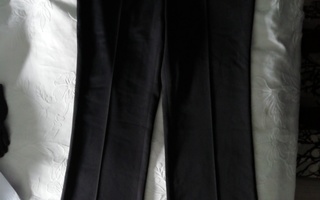 Mustat uudet Marimekon housut, koko 40