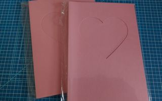 5 kpl vaaleanpunaisia korttipohjia sydänaukolla