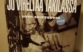 Skiftesvik  : Jo viheltää takilassa