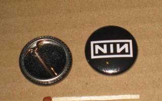 NIN - Nine Inch Nail rintanappi 1" (l5)