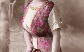 Vanha postikortti- kaunis nainen ja ruusut