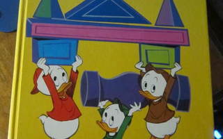 Kivat leikit Disney 1976 kirja + Satujen aika 1988