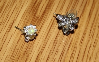Kahdet hopeanväriset "timantti" korvakorut