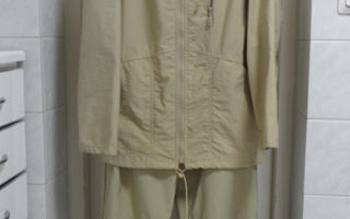 Kitinvärinen liukaspintainen ulkoilupuku,takki XL, housut 40