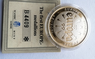 Ensimmäinen 1999  Europe-medaljonki