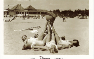 Naiset rannalla pallon kanssa, Pärnu