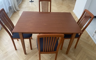 pöytä ja neljä tuolia