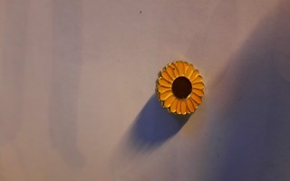 Pinssi Keltainen kukka