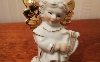 Posliininen kultasiipinen enkeli