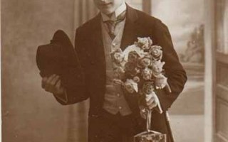 MIES / Mies hattu kädessä tuo ruusuja. 1900-l.