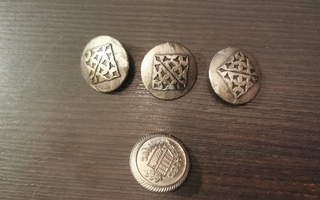Neljä (4) metallinappia, joista kolme samanlaista