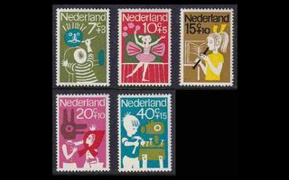 Alankomaat 830-4 ** Voor het Kind lapset ja kulttuuri (1964)