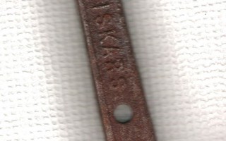 Fiskars, kaksi vanhaa avainta, pituus n. 240 mm. + kolmas.