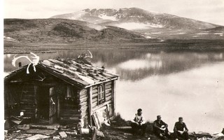 Norja: Miehet tunturimajalla. Dovrejfell. kulk1952