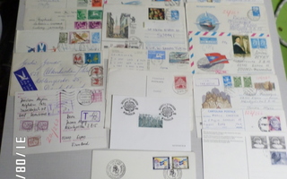 Ulkolaisia postituskuoria  ja kortteja  kulkeneita  merkkein