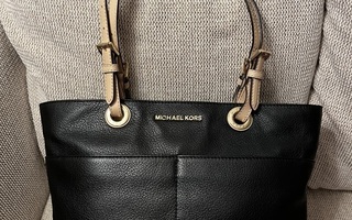 Michael Kors Bedford TZ Pocket Tote nahkalaukku väri musta