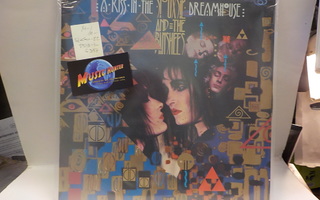 SIOUXSIE AND THE BANSHEES - A KISS IN... M-/M- CAN 1982 LP