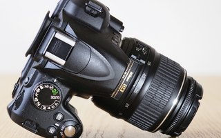 == Nikon D3000 + AF-S Nikkor 18-55mm F3.5-5.6 G VR