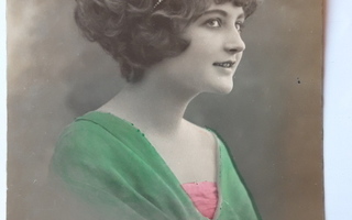Vanha saksalainen postikortti v 1926, tyylikäs neito