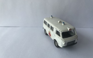 Vanha Fiat 238 ambulanssi pienoismalli  60-70-luvulta