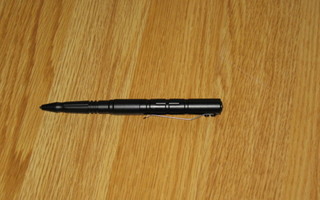 taktinen kynä musta
