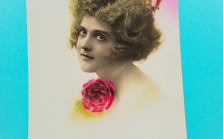 Kaunis nainen postikortti-kuvassa *kts*
