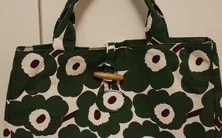 Marimekko-kankaasta käsityönä tehty käsilaukku