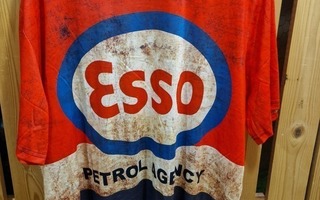 Kaksi uutta Esso t-paitaa miehille.