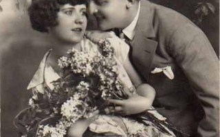 RAKKAUS / Tumma rakastunut pari ja sireenin oksat. 1920-l.