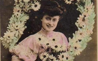NAINEN / Kaunis tumma tyttö ja päivänkakkaroita. 1900-l.
