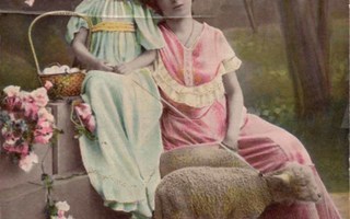 LAPSI / Äiti ja tytär, lampaat ja kukkiva kirsikka. 1900-l.