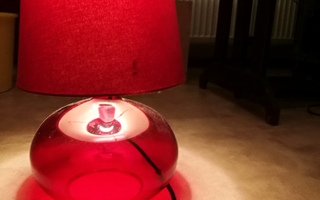 Punainen Ikean pöytälamppu d= 25/30 cm h=n. 45 cm