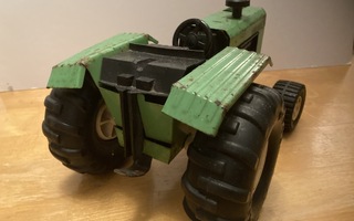 Lelu Traktori peltiä 1060.70 luvulta antik vintage lelu