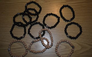 Santelipuu ja black beads buddha-rannekorut 12 kpl