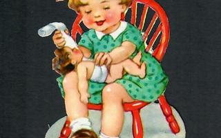 ALE - PZB 1288 - Tyttö tuolilla hoitaa sairasta nukkea