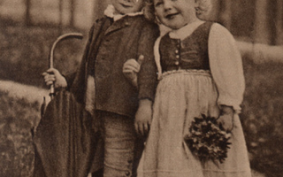 LAPSI / Pieni tyttö ja poika aikuisiksi puettuina. 1930-l.